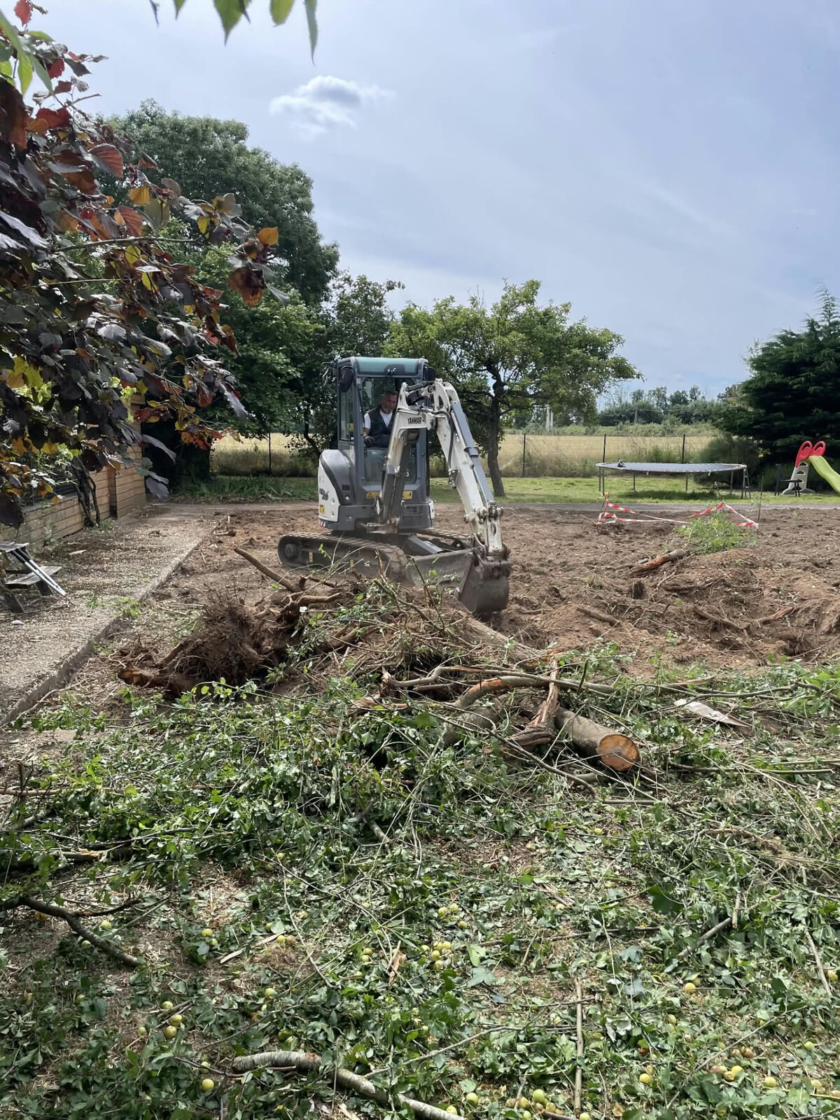 Dessouchage et terrassement à la mini-pelle près de Saumur